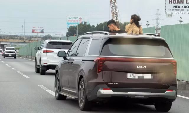 Xử phạt nữ tài xế cho trẻ ‘hóng gió’ khi đang lưu thông trên cao tốc
