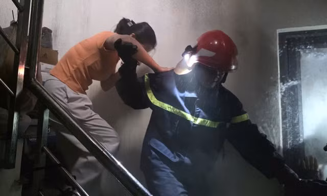 Cảnh sát PCCC cứu 4 người thoát khỏi căn nhà 6 tầng đang cháy ở TPHCM 