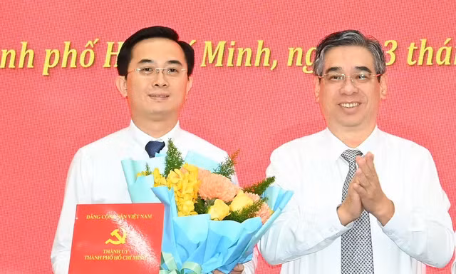 Thành ủy TPHCM trao quyết định của Ban Bí thư về công tác cán bộ