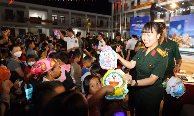 Trung thu sớm lan tỏa nụ cười ở Na Ngoi