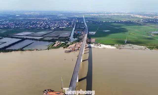 Cầu Văn Úc nối Khu thương mại tự do với cảng Nam Đồ Sơn, thuộc Khu kinh tế ven biển phía Nam.