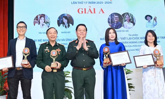 Tôn vinh những tấm gương bình dị mà cao quý