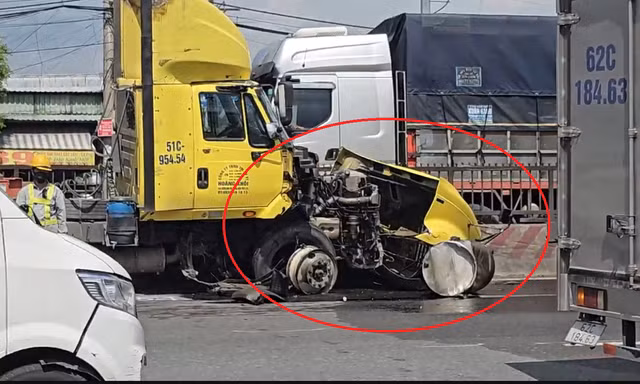 Đầu xe container nát sau va chạm, dầu chảy lênh láng mặt đường