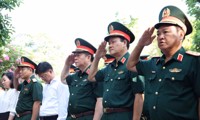 Đại tướng Nguyễn Trọng Nghĩa kiểm tra quá trình tìm kiếm hài cốt liệt sĩ tại Công viên Lê Thị Riêng