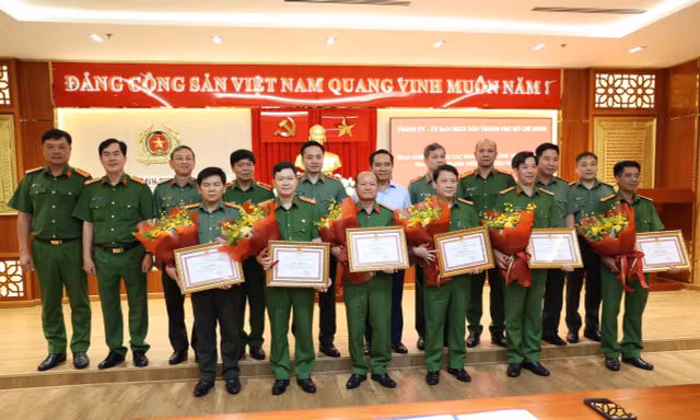 Công an lặn tìm két sắt dưới kênh, triệt phá nhóm trộm liên tiếp gây án ở TPHCM