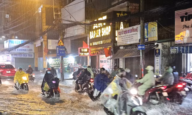 Mưa to kèm sấm chớp, người dân TP. HCM bì bõm vượt sóng nước về nhà