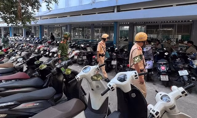 Sở GD&ĐT TPHCM yêu cầu các trường phối hợp xử lý nghiêm học sinh vi phạm luật giao thông