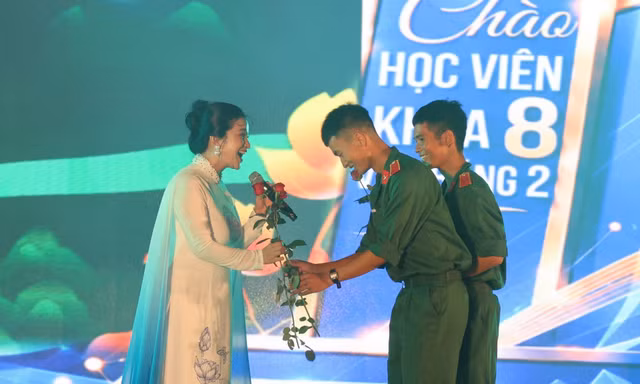 Quán quân Sao Mai cùng dàn nghệ sĩ khuấy động sân khấu chào tân học viên Sĩ quan Lục quân 1