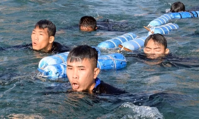 Đặc công nước sẵn sàng tham gia ứng phó mưa lũ do bão số 12 tại miền Trung
