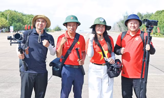 Tác giả (thứ 2 từ trái sang) và đồng nghiệp tác nghiệp trên đảo Trường Sa