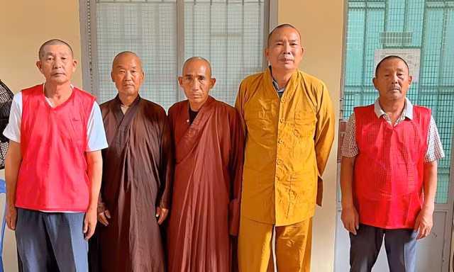 Phát hiện 5 người nước ngoài mặc trang phục tu sĩ mời gọi, bán hàng cho du khách ở chợ Bến Thành