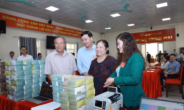 Người dân nhận bao tải tiền bồi thường: Có rủi ro?
