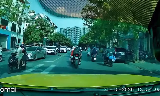 Clip: Không giữ khoảng cách, xe phân khối lớn phanh gấp rồi tự ngã