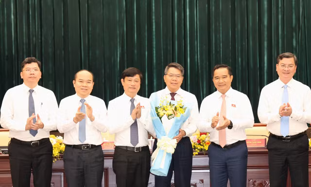 Trao thêm chức danh cho Giám đốc Sở KH&CN TPHCM