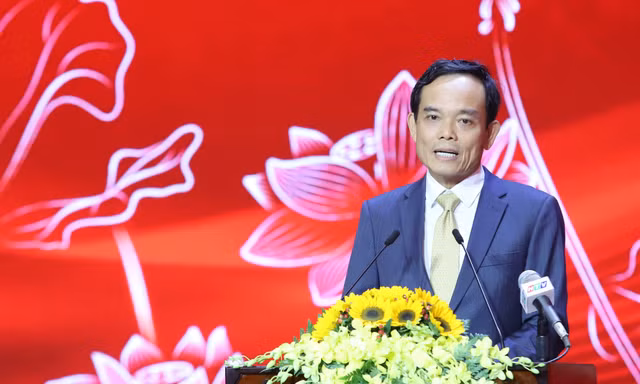 Bí thư Thành ủy TPHCM Trần Lưu Quang trao đổi với các văn nghệ sĩ.