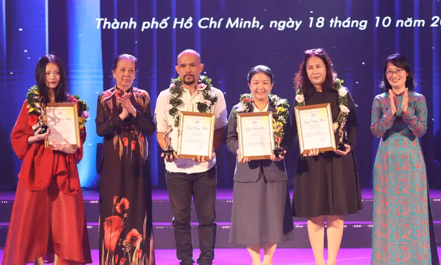 'Ván bài lật ngửa', 'Cánh đồng hoang', 'Biệt động Sài Gòn' được vinh danh