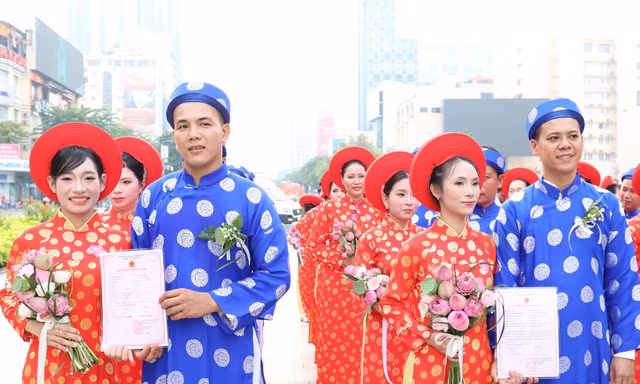 52 cặp đôi công nhân lao động rạng rỡ trong lễ cưới tập thể 