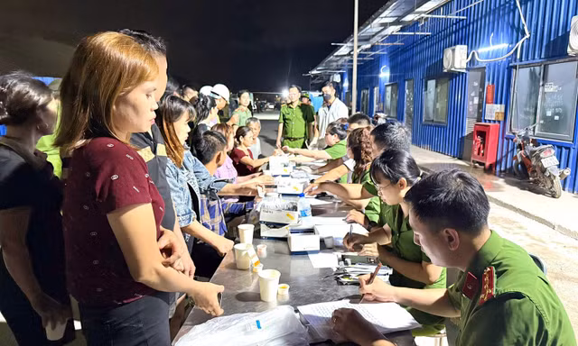 Cảnh sát rà soát, kiểm tra, xét nghiệm nhanh hơn 1.600 công nhân tại khu nhà ở công nhân Vũ Yên 1 (phường Thủy Nguyên). Ảnh: CAHP