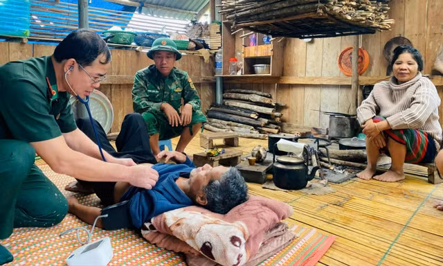 Bộ Quốc phòng yêu cầu hai Quân khu huy động tối đa lực lượng khắc phục nhanh hậu quả mưa lũ 