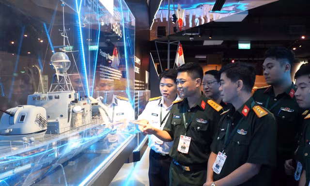 Sĩ quan trẻ Việt Nam khám phá tổ hợp trường bắn đa nhiệm tại Singapore