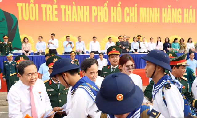 Chủ tịch Quốc hội Trần Thanh Mẫn tiễn tân binh TPHCM lên đường nhập ngũ