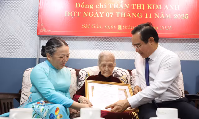 Trao Huy hiệu 80 năm tuổi Đảng tặng hai đảng viên sinh hoạt tại Đảng bộ phường Sài Gòn