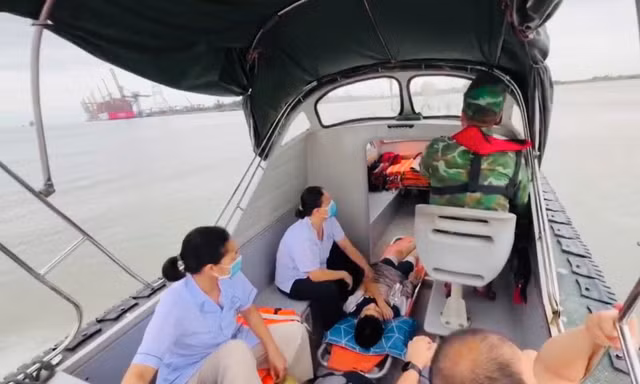 Hải Phòng kịp đưa bệnh nhi nguy kịch từ đảo Cát Bà vào đất liền cấp cứu