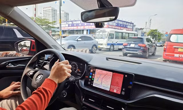 Cục CSGT khuyến cáo tài xế dừng hẳn xe trước khi vào giao lộ
