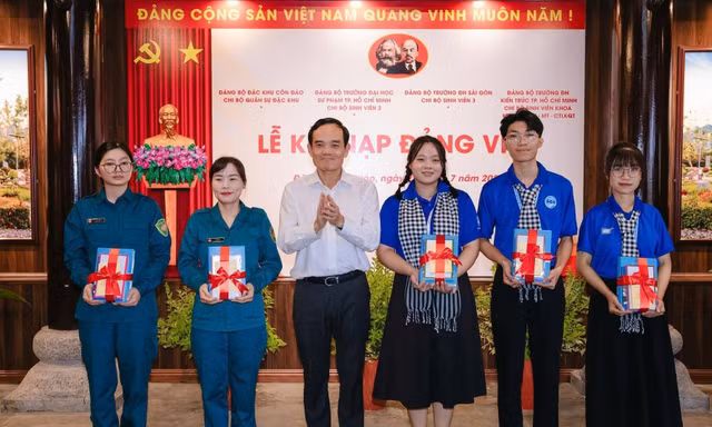 Kết nạp Đảng cho 5 bạn trẻ tiêu biểu tại Côn Đảo 