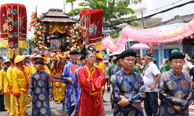 Hàng nghìn người đón đoàn Nghinh Ông trên biển về Lăng Ông Thủy Tướng