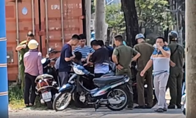 Truy tìm người mặc áo xe ôm công nghệ đuổi đánh hai người đi đường ở TPHCM 