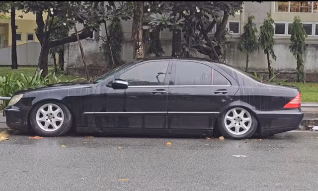 Xác minh ô tô Mercedes biển số 'lộc phát' bị bỏ lại bên đường gần sân bay Tân Sơn Nhất
