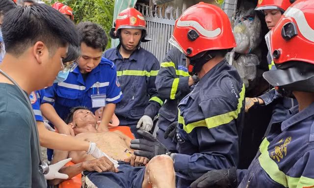 TPHCM: Sập gác nhà trong hẻm, 3 người mắc kẹt được giải cứu