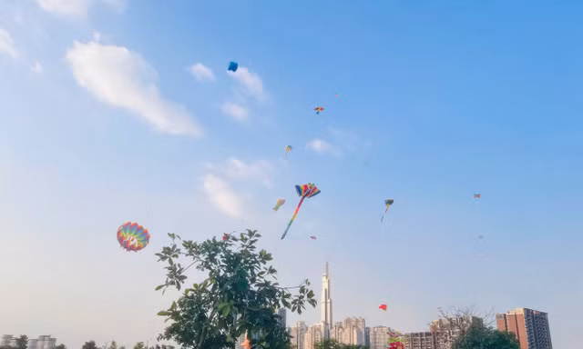 Cánh đồng diều Thủ Thiêm vào mùa 'hút' giới trẻ