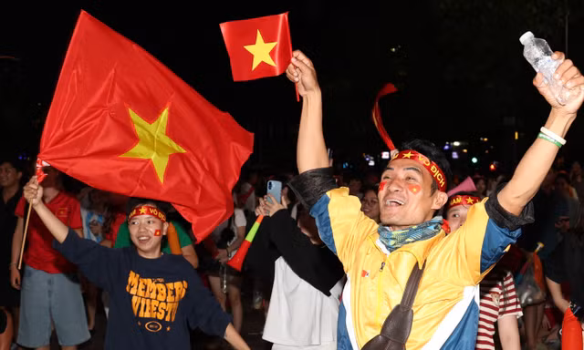 Cổ động viên trên Phố đi bộ Nguyễn Huệ bùng nổ với 2 bàn thắng vàng của tuyển Việt Nam