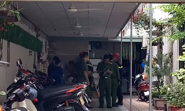 Cháy nhà 4 tầng ở TPHCM, nghi do nổ bình gas