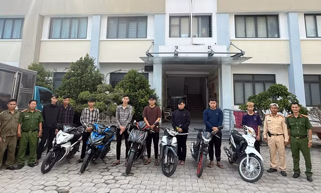 Nhóm người chạy xe máy vào làn ô tô, quay TikTok 'câu view'