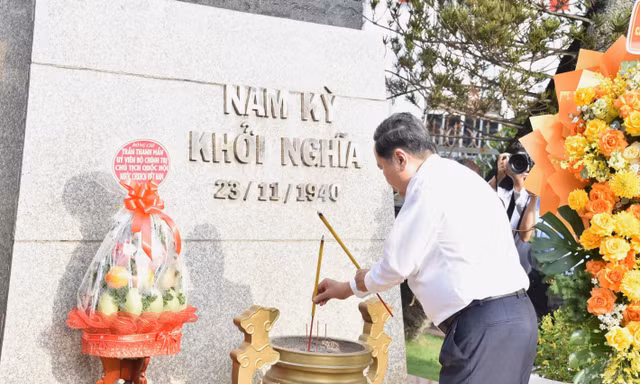 Chủ tịch Quốc hội dâng hương tại Di tích Địa điểm Dinh quận Hóc Môn