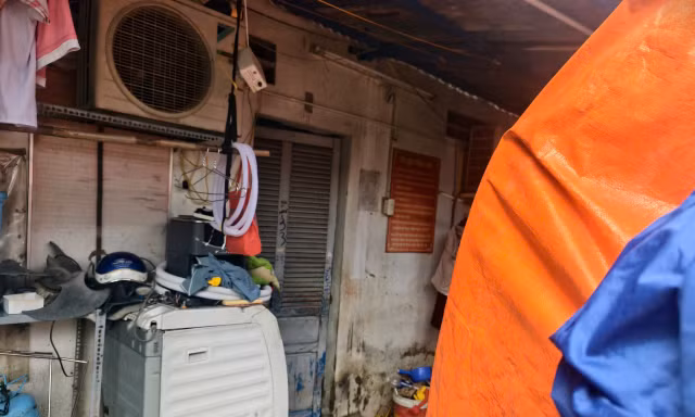 Người đàn ông tử vong do điện giật trong phòng trọ ngập nước ở TPHCM