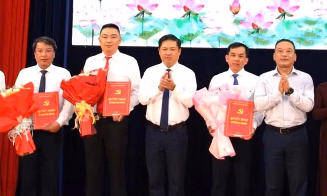 Đắk Lắk công bố quyết định điều động, luân chuyển nhiều lãnh đạo chủ chốt