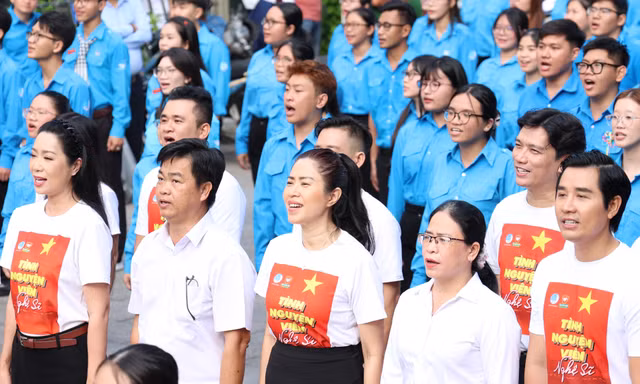 Bạn trẻ TPHCM đồng ca 'Lên đàng', hòa chung niềm tự hào