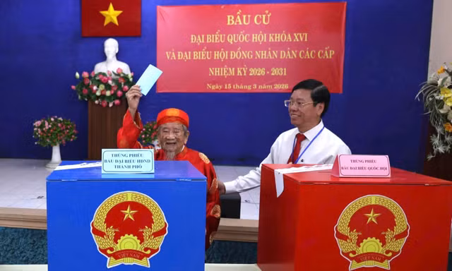 Cụ ông 106 tuổi cùng nhiều cử tri đặc biệt ở TPHCM phấn khởi đi bỏ phiếu