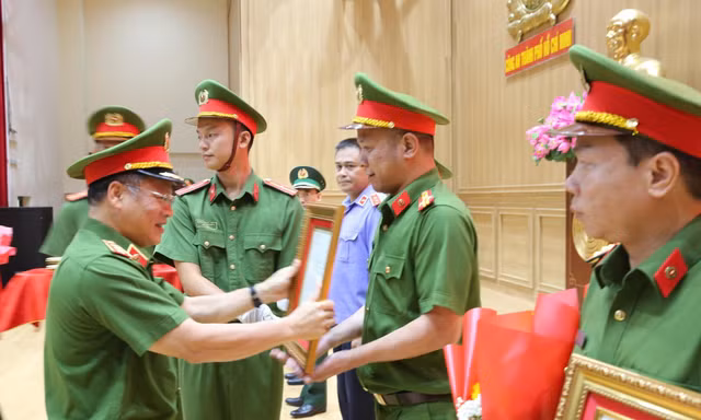 Khen thưởng 'nóng' các đơn vị triệt phá đường dây ma túy xuyên quốc gia