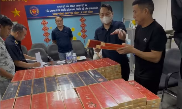 Bắt 4 người Trung Quốc vận chuyển gần 18.000 bao thuốc lá lậu qua sân bay Tân Sơn Nhất