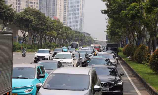 Bốn ô tô va chạm liên hoàn gần cầu Sài Gòn, ùn ứ gần 2km