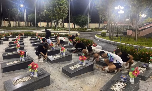Công an đưa gần 20 thanh thiếu niên chuẩn bị đánh nhau đến chăm sóc mộ liệt sĩ