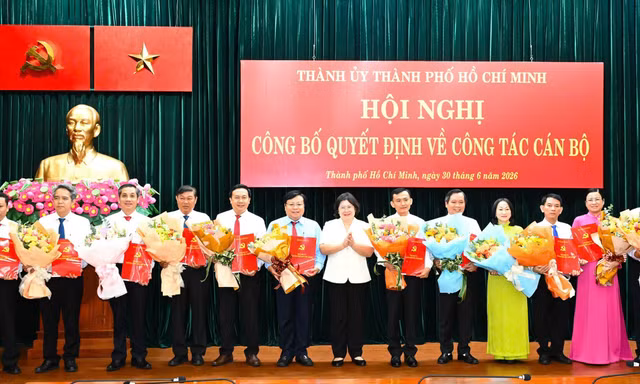 Thành ủy TPHCM điều chuyển 12 cán bộ chủ chốt về các phường, xã 