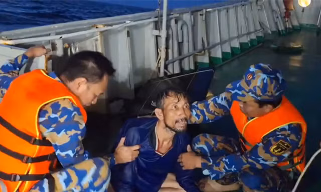 Trôi dạt 4 ngày trên biển, ngư dân 46 tuổi không nhớ mình rơi từ tàu nào