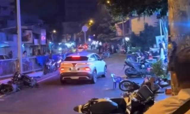 Ô tô lao vào quán nhậu dưới chân cầu ở TPHCM, nhiều người bị thương