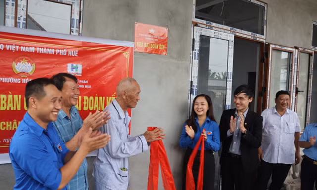 Bàn giao nhà đại đoàn kết cho hộ cận nghèo ở Huế
